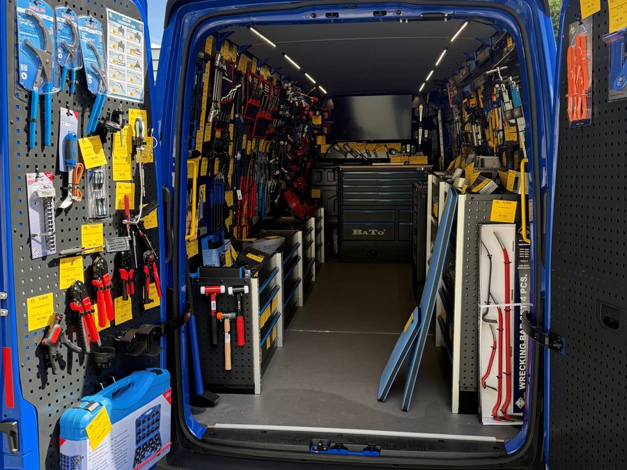 BATO Demo Bus med aabne bagdoere og vaerktoej paa vaeggene